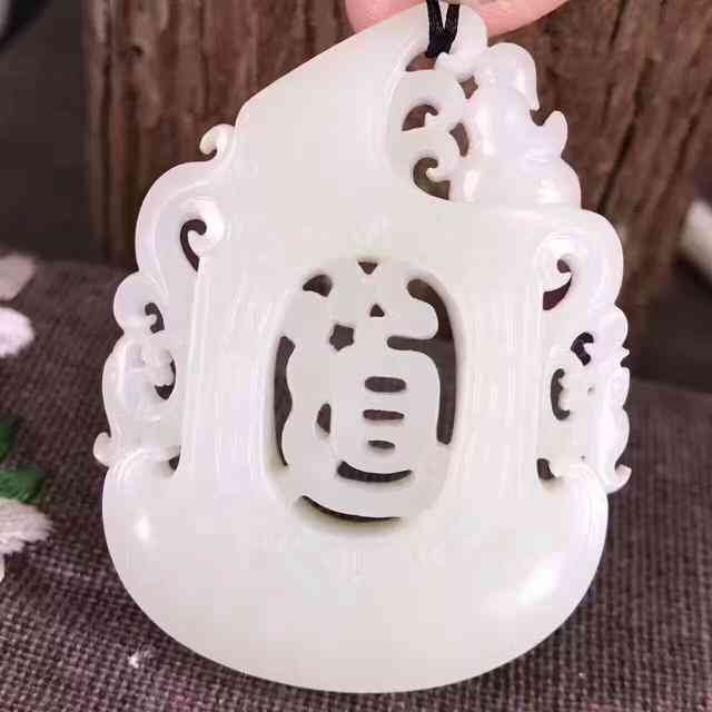 和田玉耳钉好吗？值得买吗？佩戴好吗？2000多贵吗？