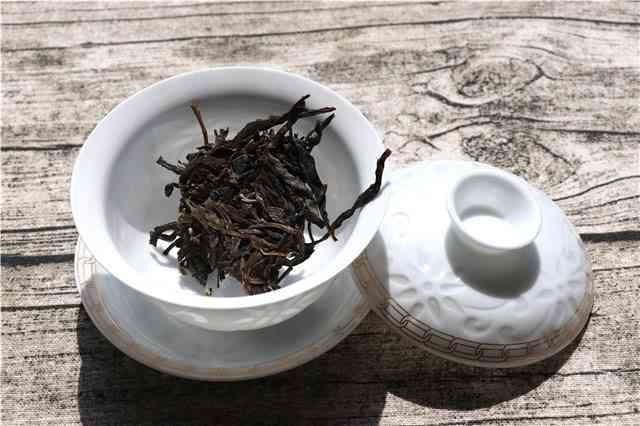 冰岛南迫古树普洱茶：生茶与熟茶的价格分析，批发指南