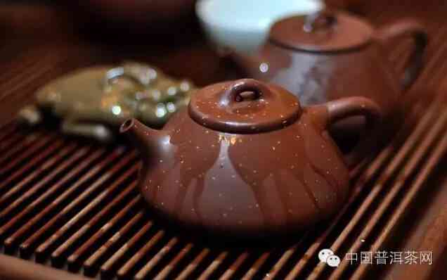 选择合适的紫砂壶泡普洱茶：朱泥、门答腊与普洱茶的理想搭配