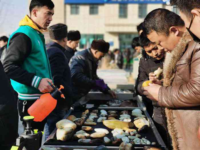 新疆旅游景点、和田玉购买指南：一篇全面了解新疆旅游和购买和田玉的攻略