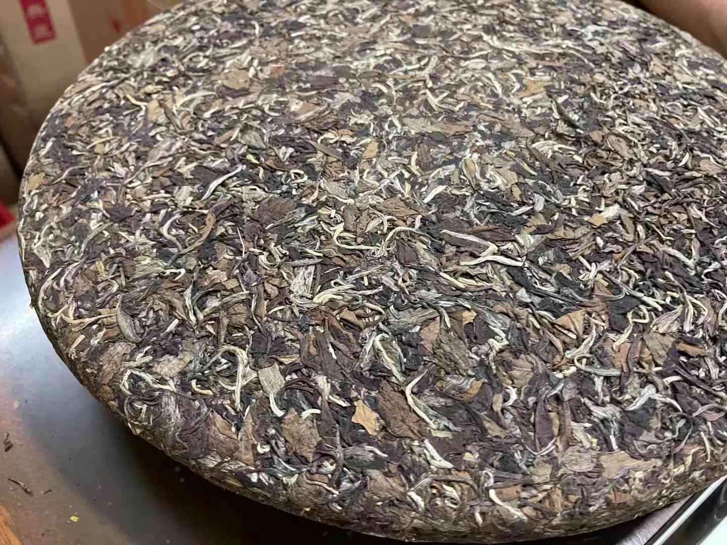 探究普洱茶饼的大小与价格之间的关系：六斤茶饼的直径、重量及市场解析