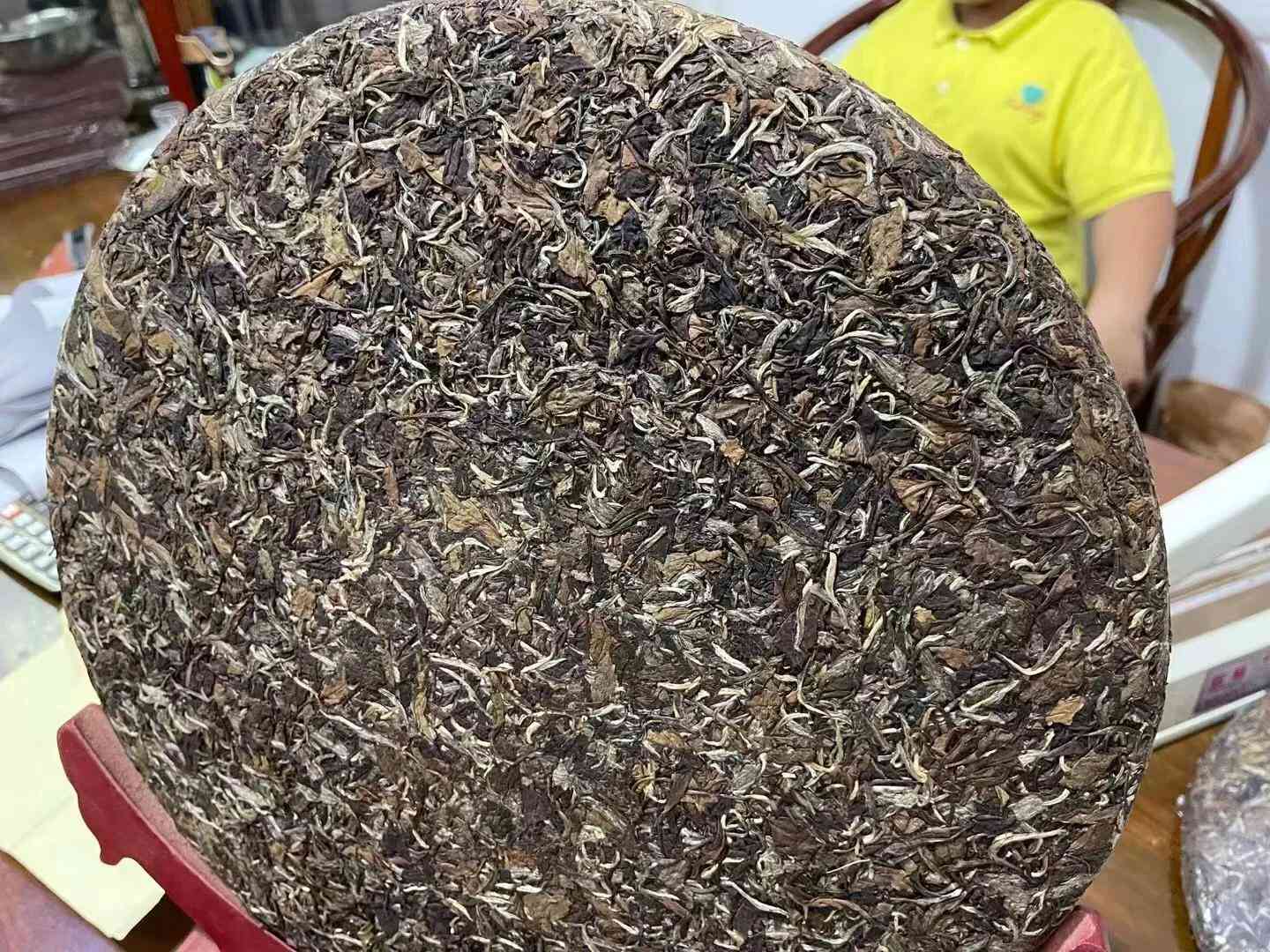 探究普洱茶饼的大小与价格之间的关系：六斤茶饼的直径、重量及市场解析