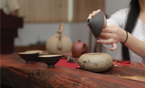 普洱茶干泡与湿泡口感区别，普洱茶冲泡技巧探讨：干醒与湿醒哪个好？