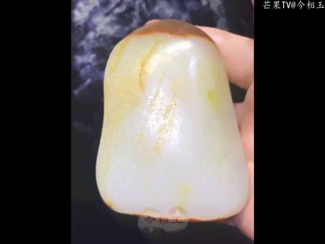 和田玉红皮原石巧雕值钱吗