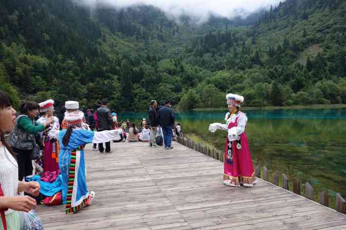 九寨沟塔玛游人：四川旅游攻略与服务