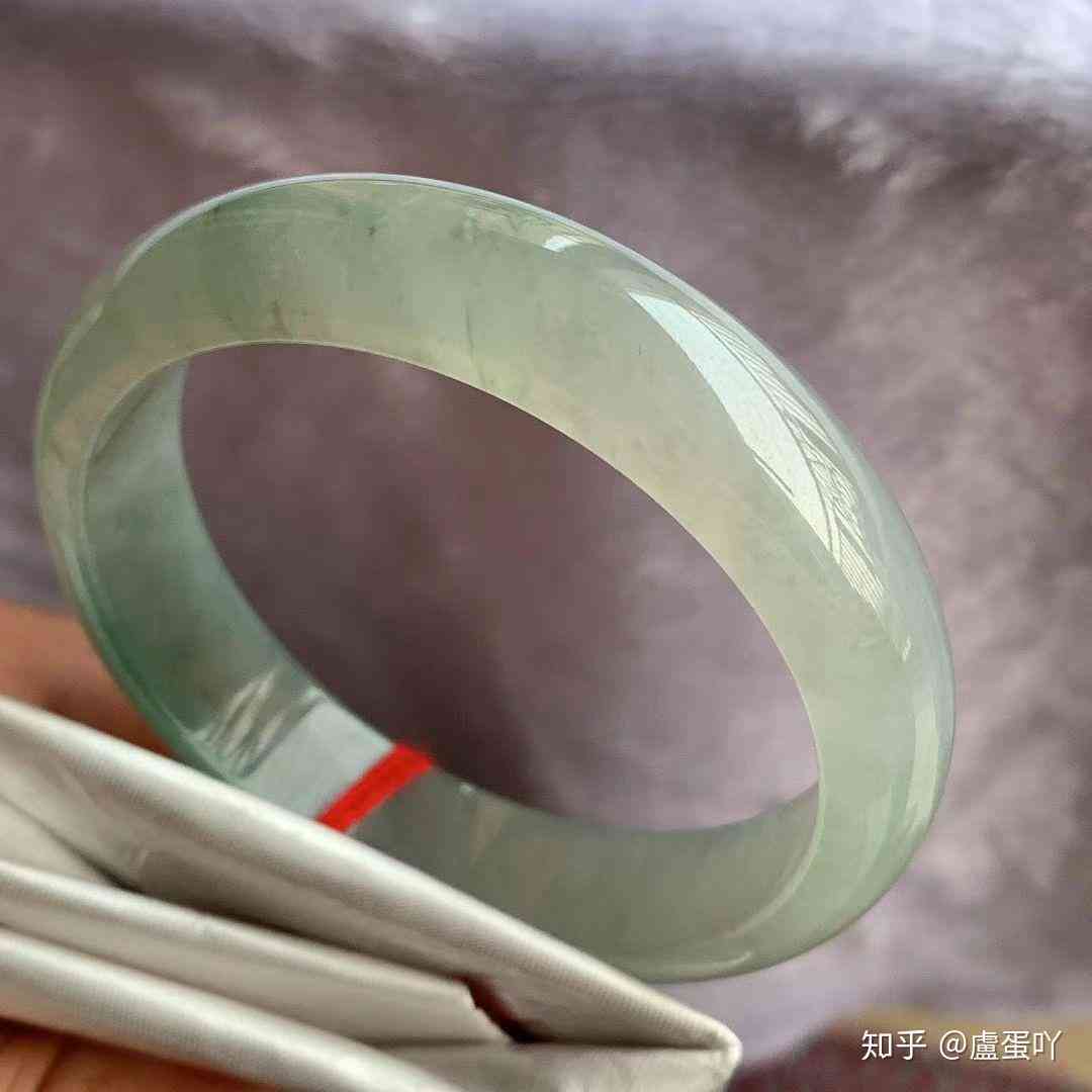 属虎的人适合戴什么颜色和款式的玉手镯？如何选购和保养玉手镯？