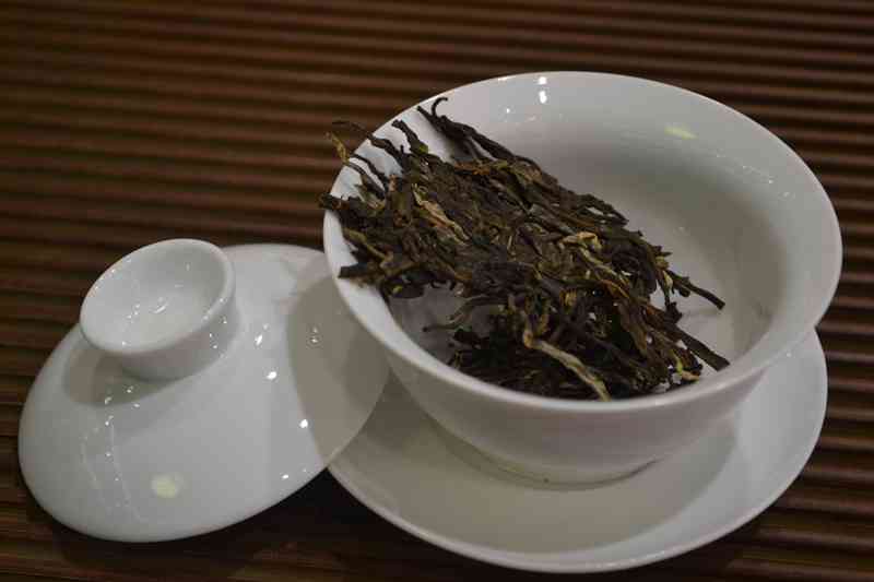 云南普洱茶与滇红茶冲泡技巧对比：从熟茶和生茶的差异看两种茶的不同魅力