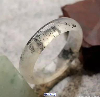 水沫玉手镯：染色过程是否含有有害物质？如何正确佩戴以保护身体健康？