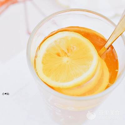 清新爽口椰椰柠檬茶：简易制作方法与独特口感