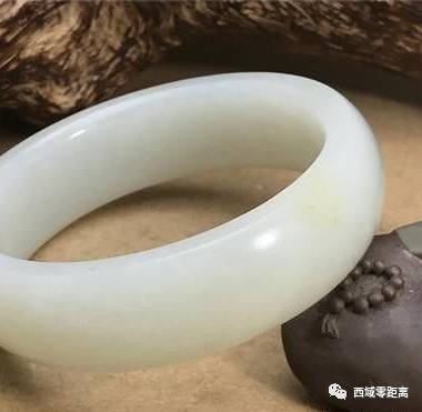 冰糖玛瑙手镯和田玉哪个好：好看又耐用的选择