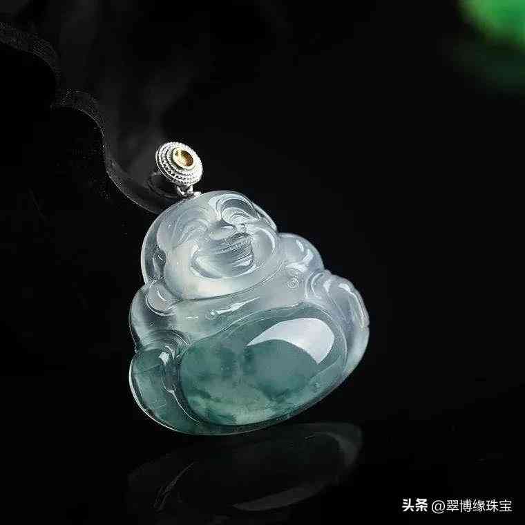 佩戴翡翠玉佛有讲究吗？女生佩戴翡翠玉佛的好处和戴翡翠玉佛吊坠的好处。