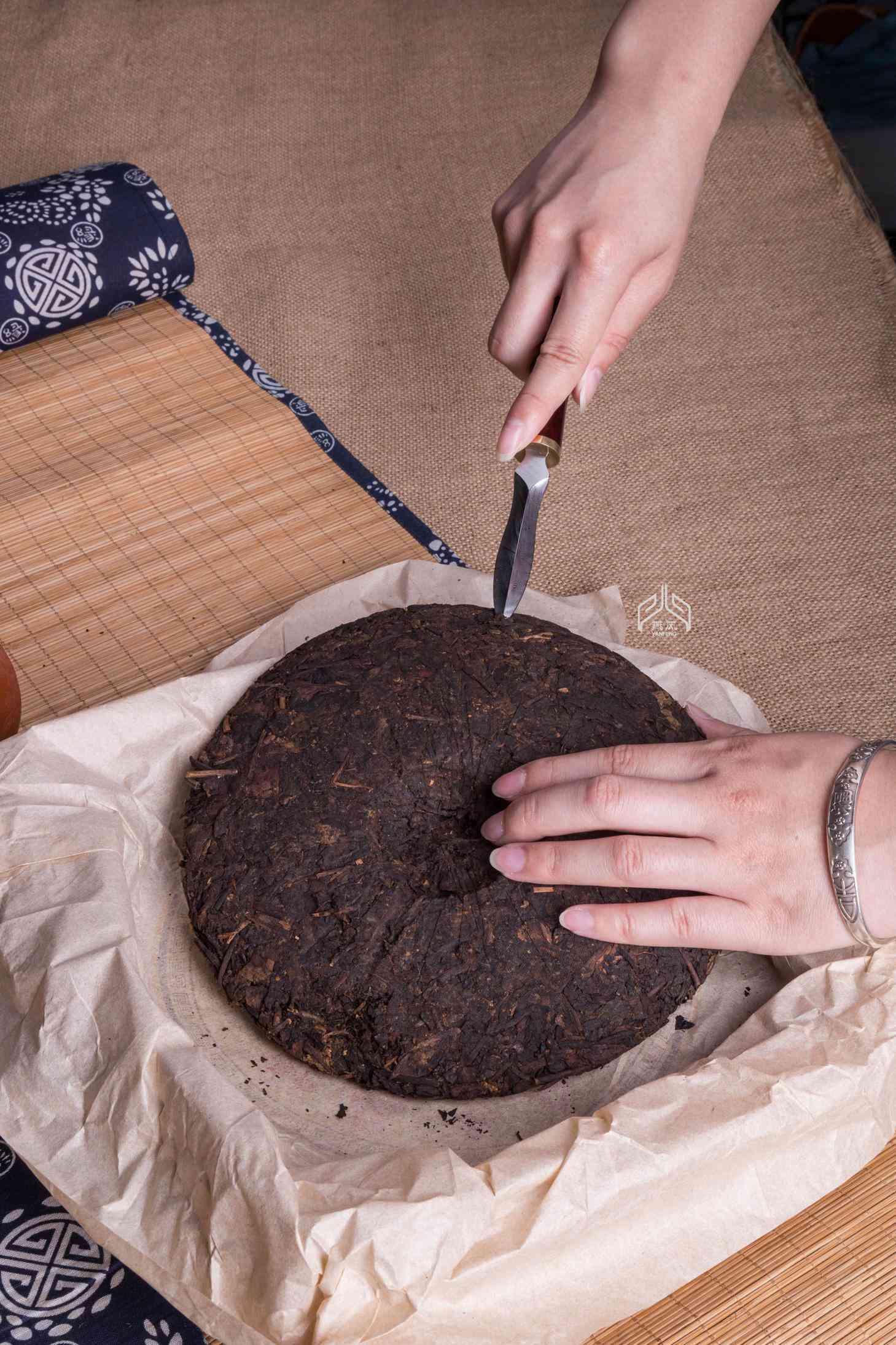 实心普洱茶饼如何正确撬茶