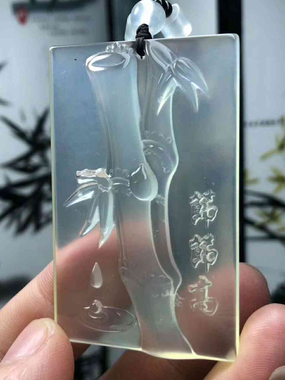 探索岫玉高冰：翡翠中的稀有宝石，蕴含何种价值与资讯？