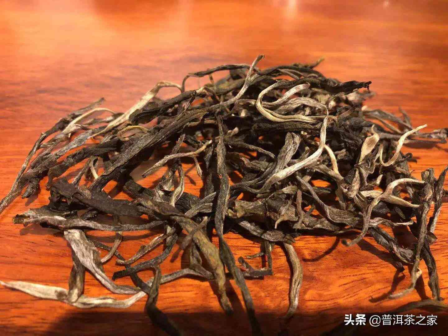 云南老树白茶：普洱茶与白茶的独特融合，醇厚口感与健功效的完美结合