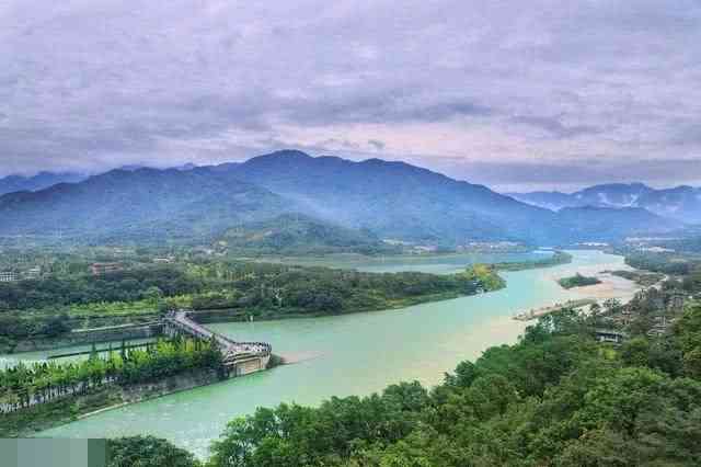 探索都兰县的山脉：了解当地的地理特征和旅游景点