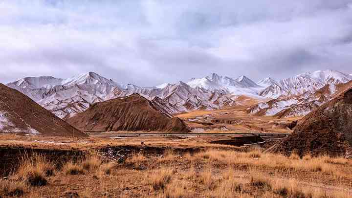 探索都兰县的山脉：了解当地的地理特征和旅游景点