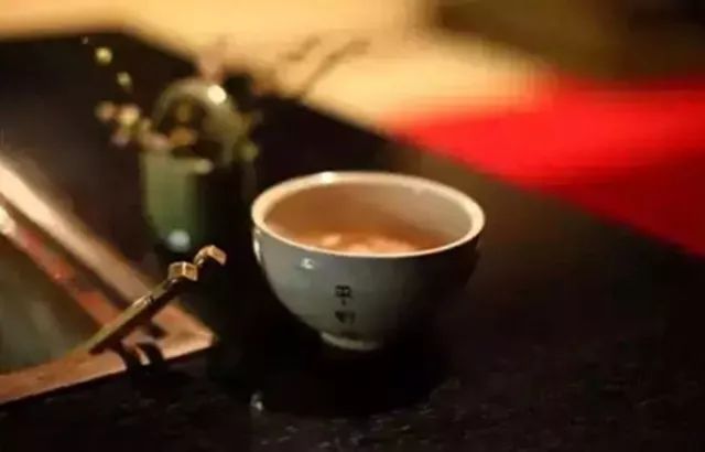 女生喝熟普洱茶：上火还是清火？了解这两种茶的不同效果和适用人群