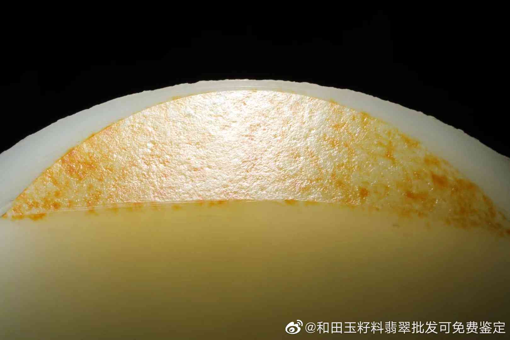 和田玉籽料虫洞的颜色特征是什么？