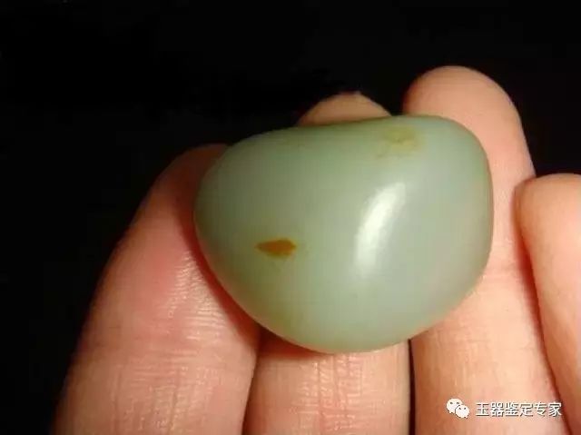 和田玉籽料虫洞的颜色特征是什么？