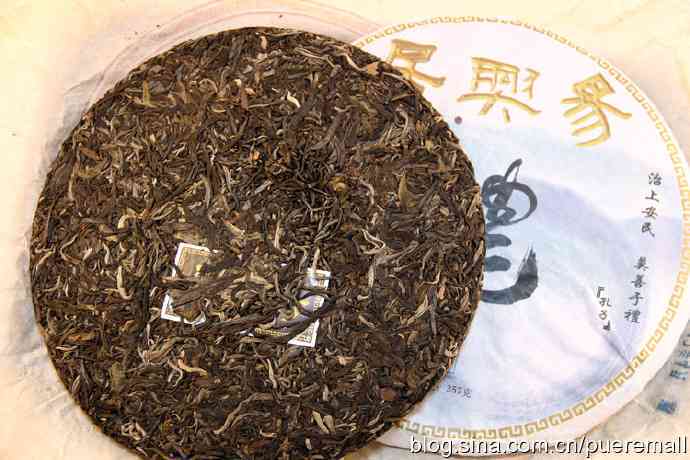 十年普洱茶饼的价值评估：一斤茶饼的价格是多少？如何鉴别真伪和保存方法？