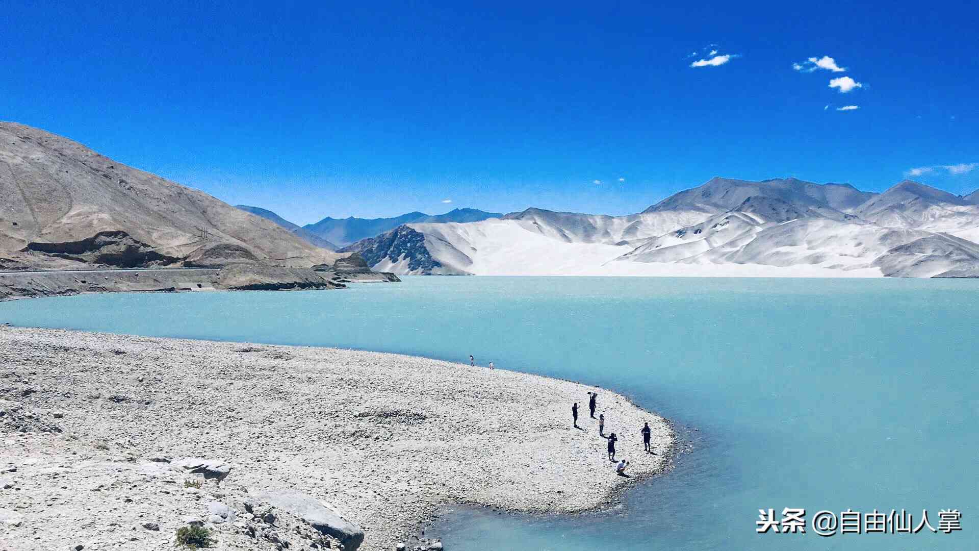 翡翠手镯与冰川蓝天空蓝：一场视觉盛宴中的色彩对比探讨