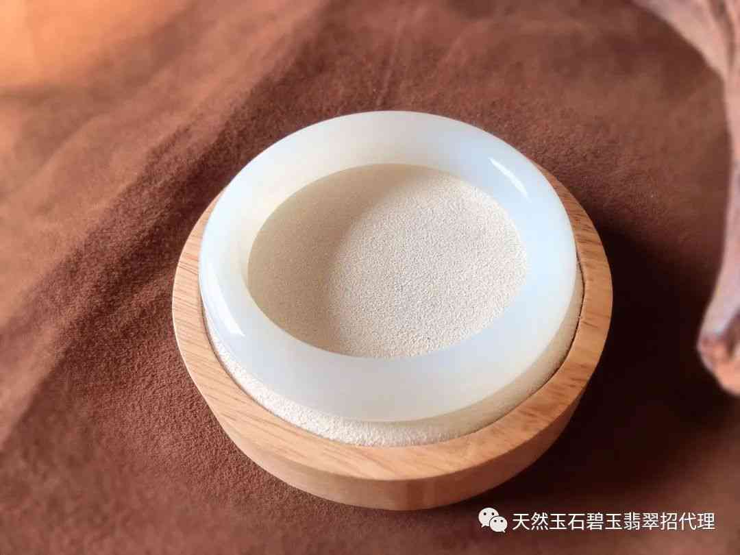 和田玉选用哪种水晶材料制作更优质？探究不同水晶对和田玉的影响及选择建议