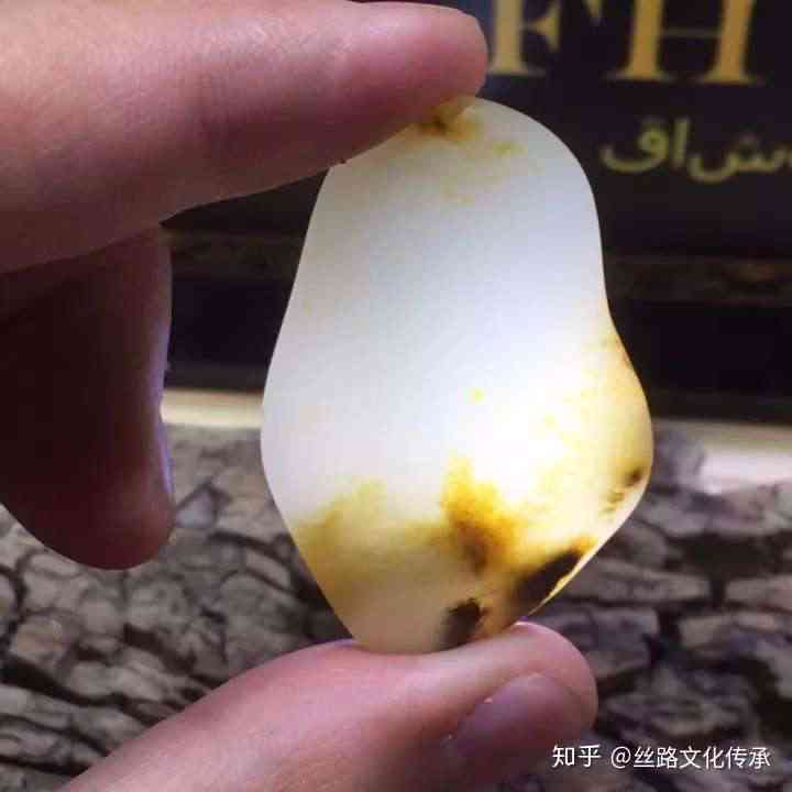 和田玉的色彩之谜：不讲究透光却为何常变色？