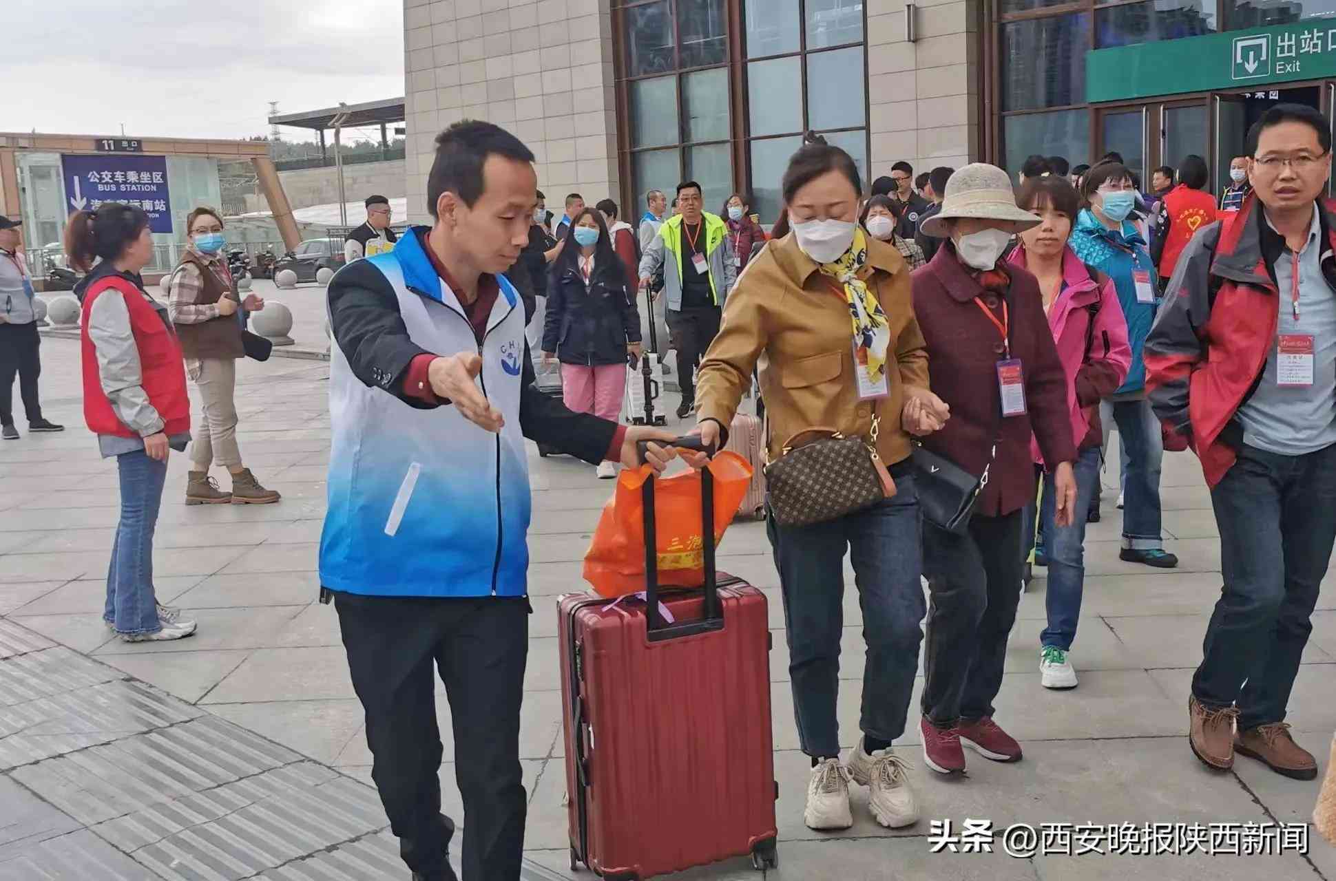 旅游团在新疆买的玉是真的吗？新疆旅行社带领游客购买和田玉的真实性