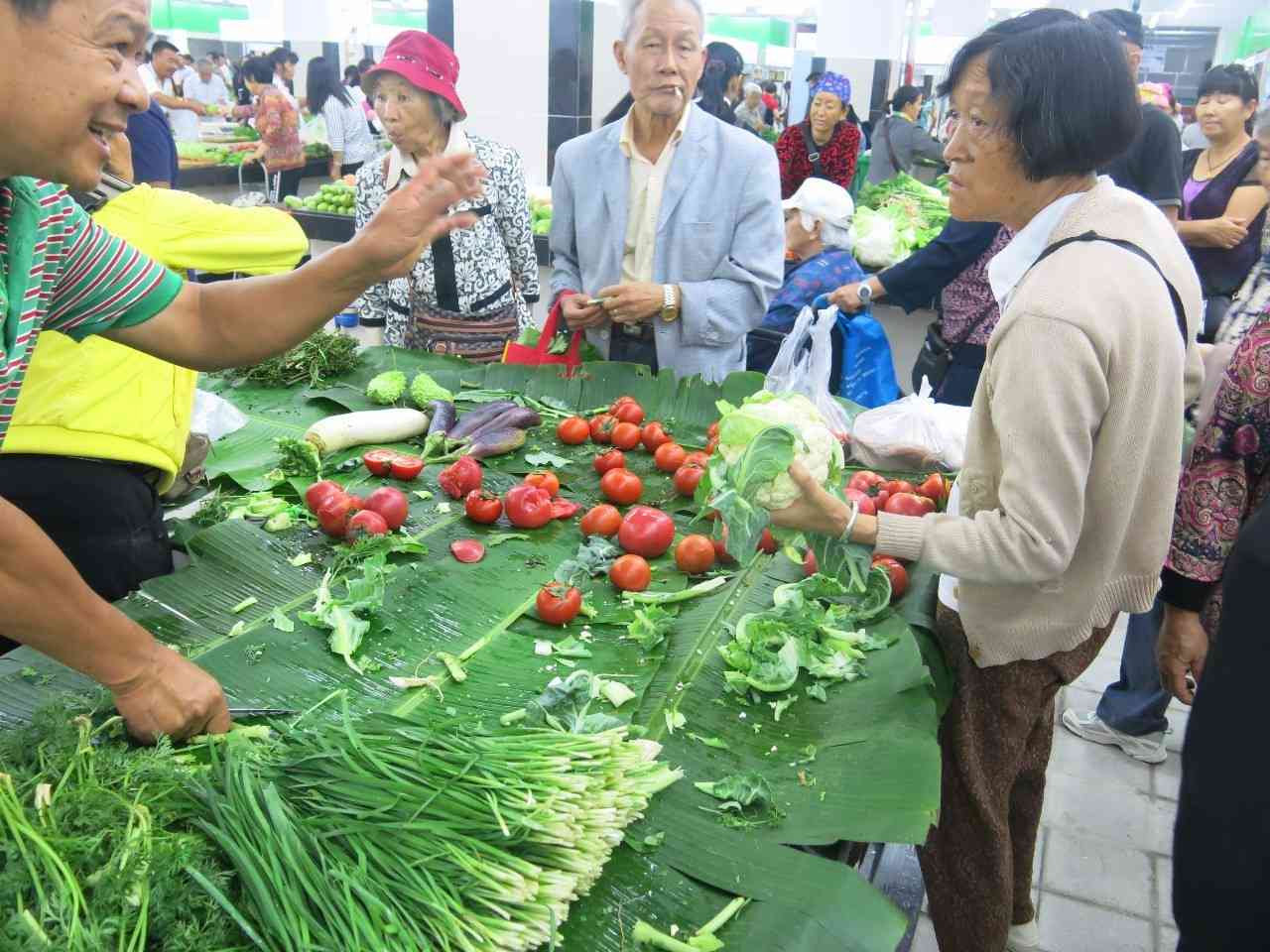 五一期间普洱思优质蔬菜场供应充足，农贸菜篮子满足市民需求