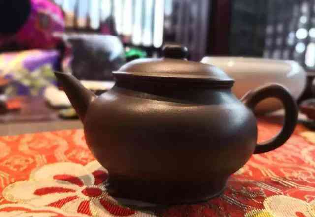 紫砂壶冲泡普洱茶的艺术：从选茶到倒茶的完整指南