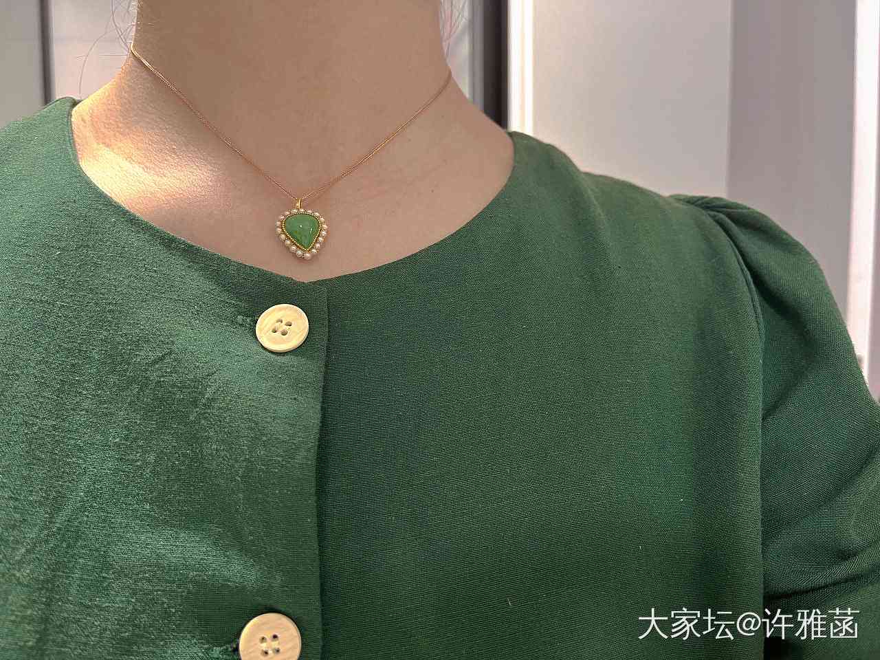 翡翠绿色衣服显白吗