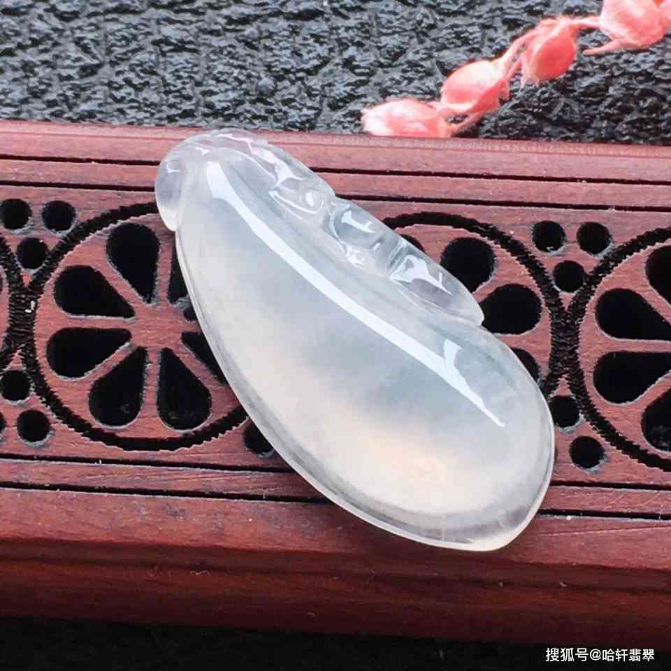 水种翡翠和冰种翡翠的比较：哪种更优质？购买时应注意什么？