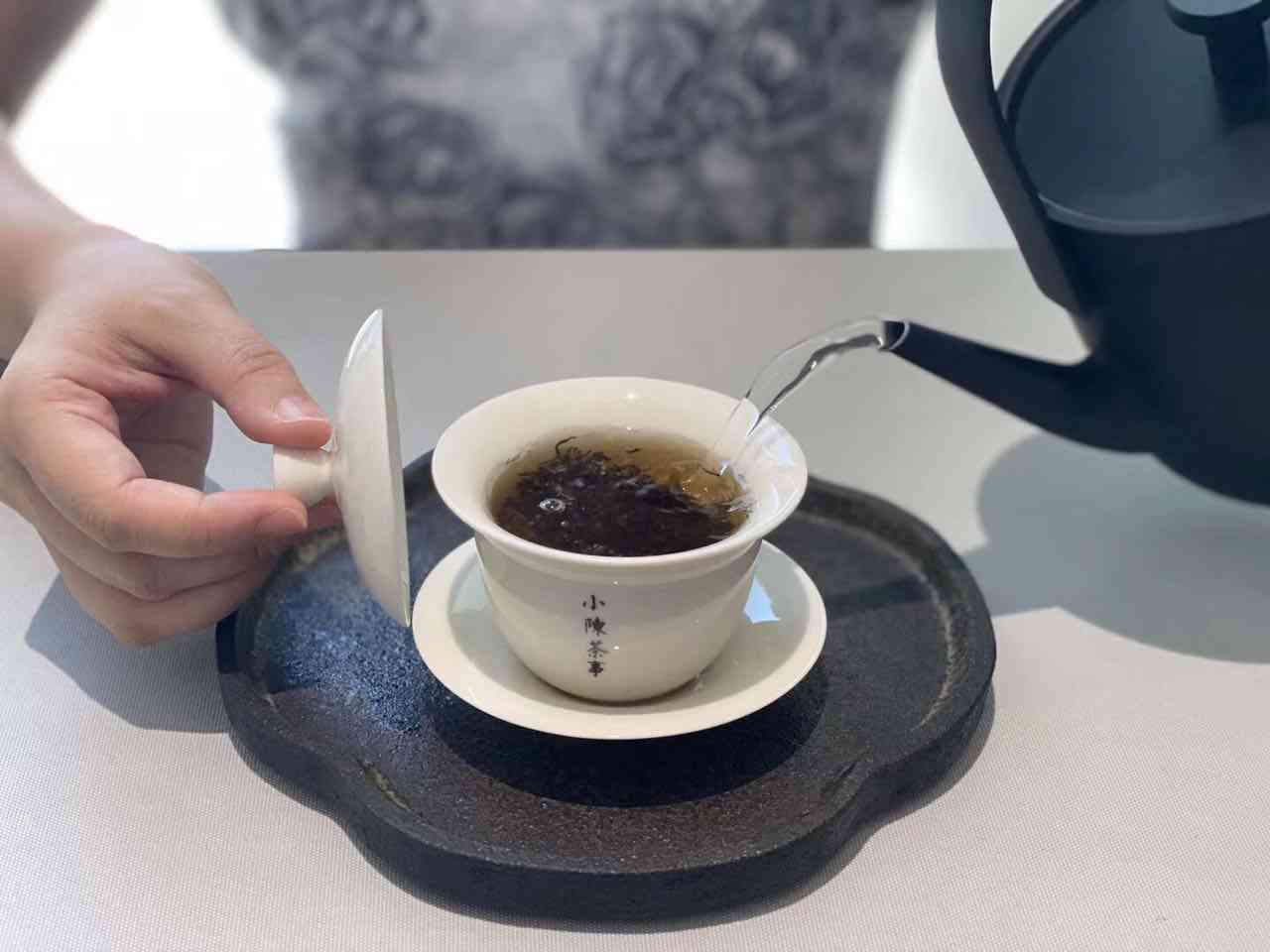 日海边：普洱茶与绿茶的选择之道，为您带来消暑饮品