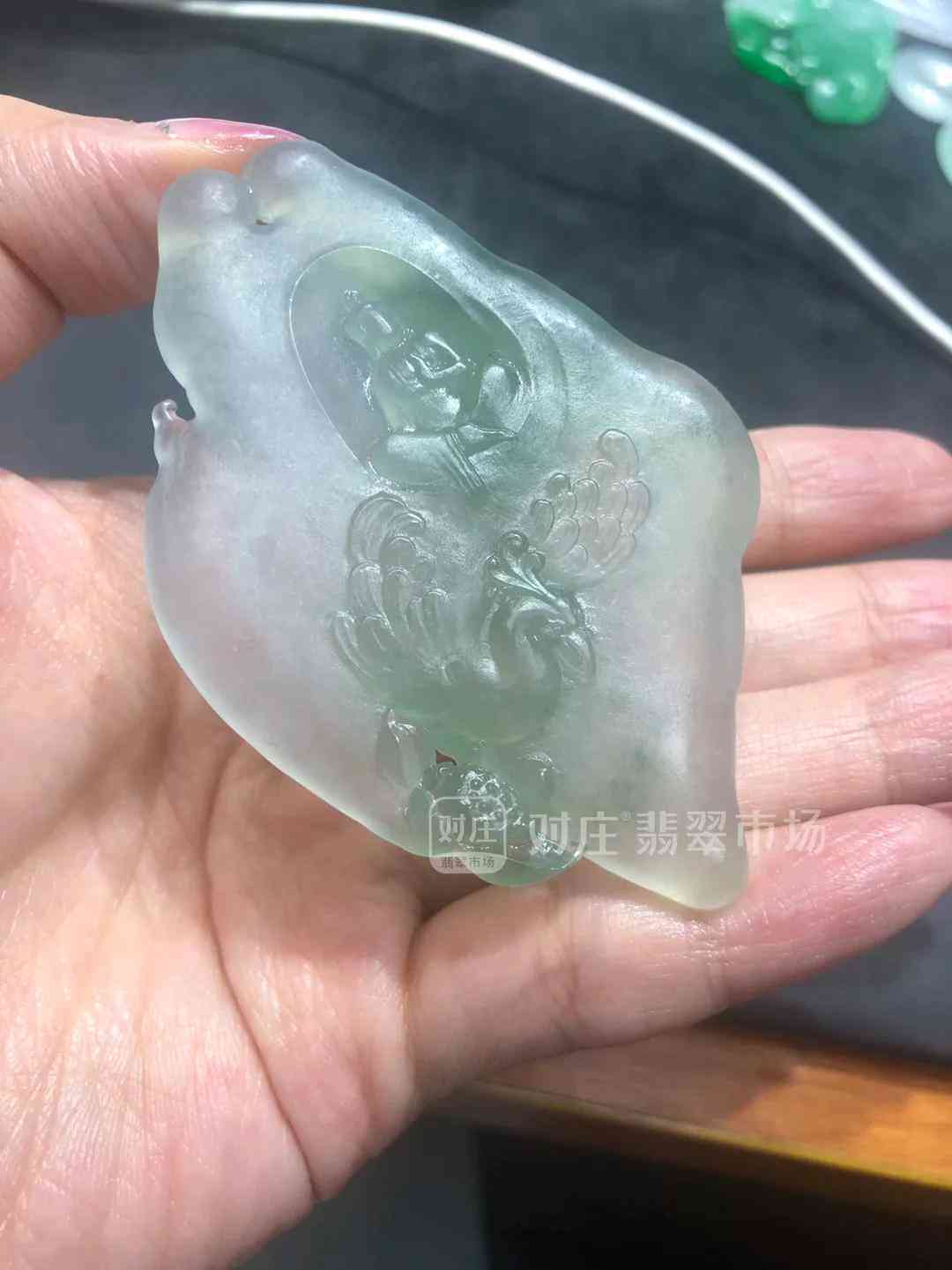 翡翠毛货起货是什么意思：探讨翡翠毛料和起货之间的差别及含义。