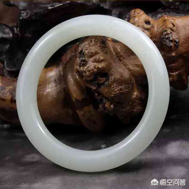 和田玉手镯戴了对身体有什么影响：好处与疑虑解析