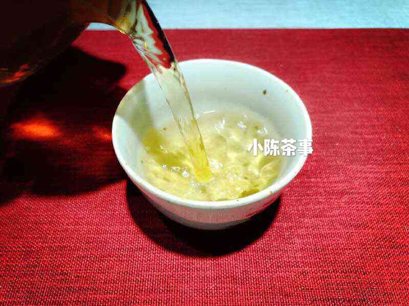 白茶和普洱茶的工艺区别解析：从原料、发酵过程到冲泡方法的全面比较