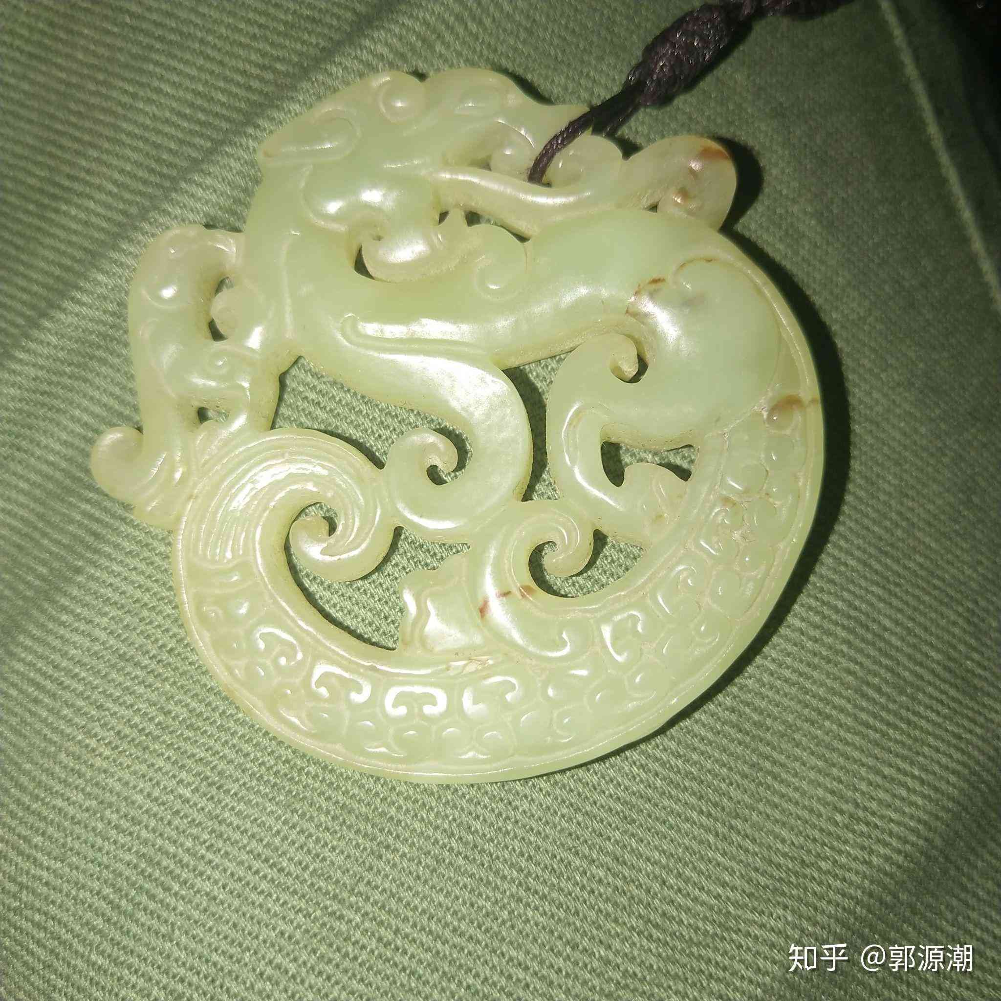 玉石上有红色纹路或指纹，这是什么类型的玉？