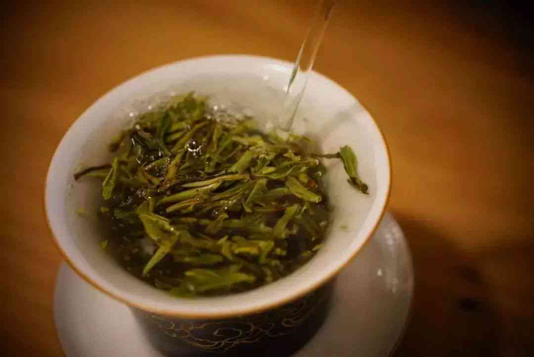 普洱茶散茶和茶饼哪个效果好些呢？普洱散茶和茶饼哪个好喝？