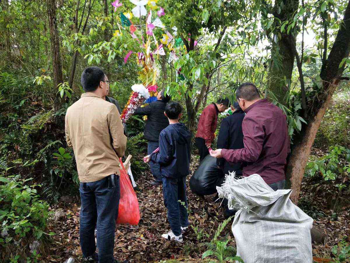 清明拜山后探访亲朋好友：礼仪与习俗的传承