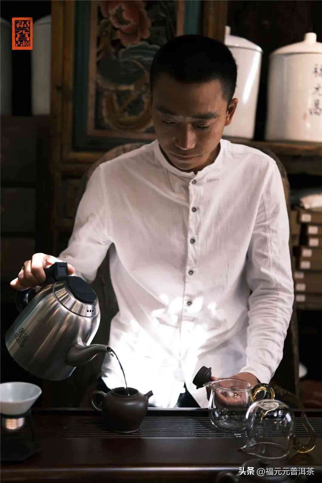 探究普洱茶冲泡后不下沉的奥秘：为何茶叶在杯中始保持清晰可辨的状态