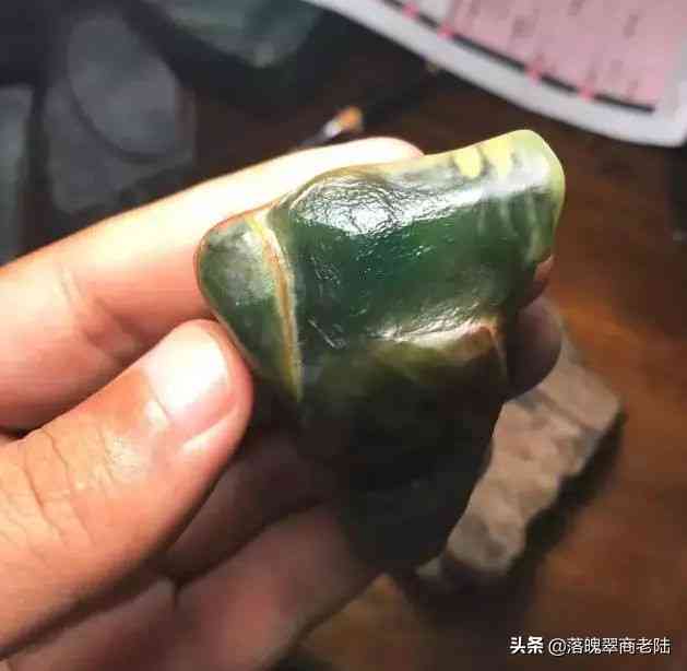 探究翡翠珠宝的神秘魅力：出油现象原因与解析