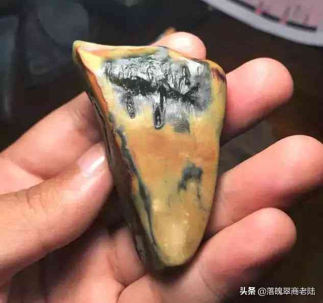 探究翡翠珠宝的神秘魅力：出油现象原因与解析