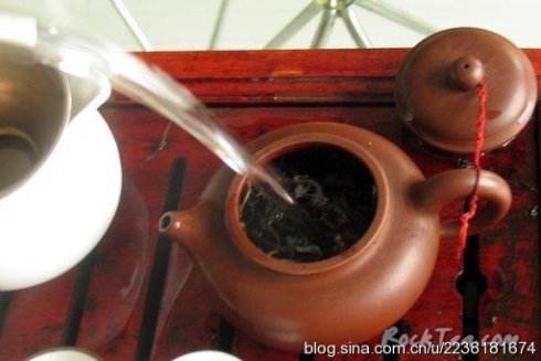 普洱生茶冲泡技巧：掌握水，品尝更美味的普洱茶