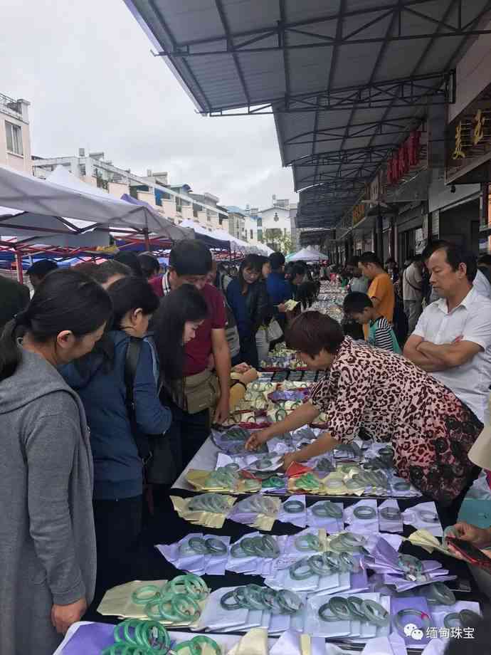 云南保山翡翠玉石交易：腾冲市场引领全球翡翠潮流