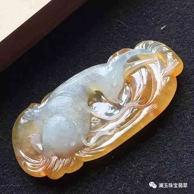 芙蓉底翡翠淡黄色