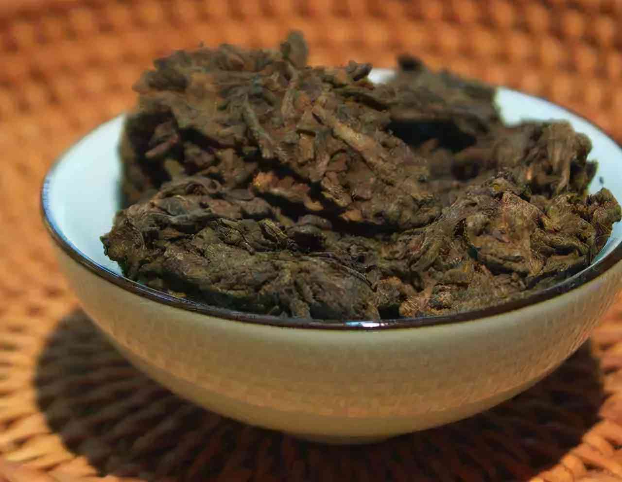 探究普洱茶的饮用方式：冲泡还是煮着？两种方式对比分析