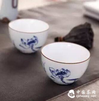 普洱茶品茗杯白瓷杯的选择、品质与购买攻略：值得购买吗？