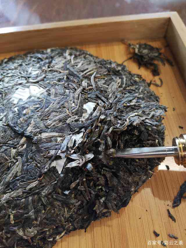 普洱茶饼怎么撬开：简单易学的完整方法，避免碎裂，保留茶香