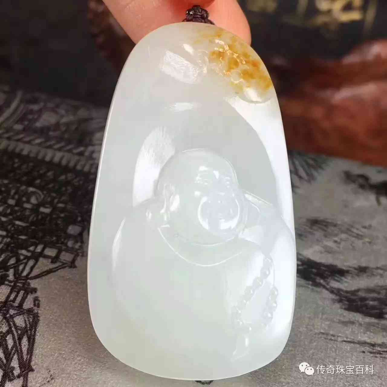 和田玉与翡翠：一种独特的美感对比