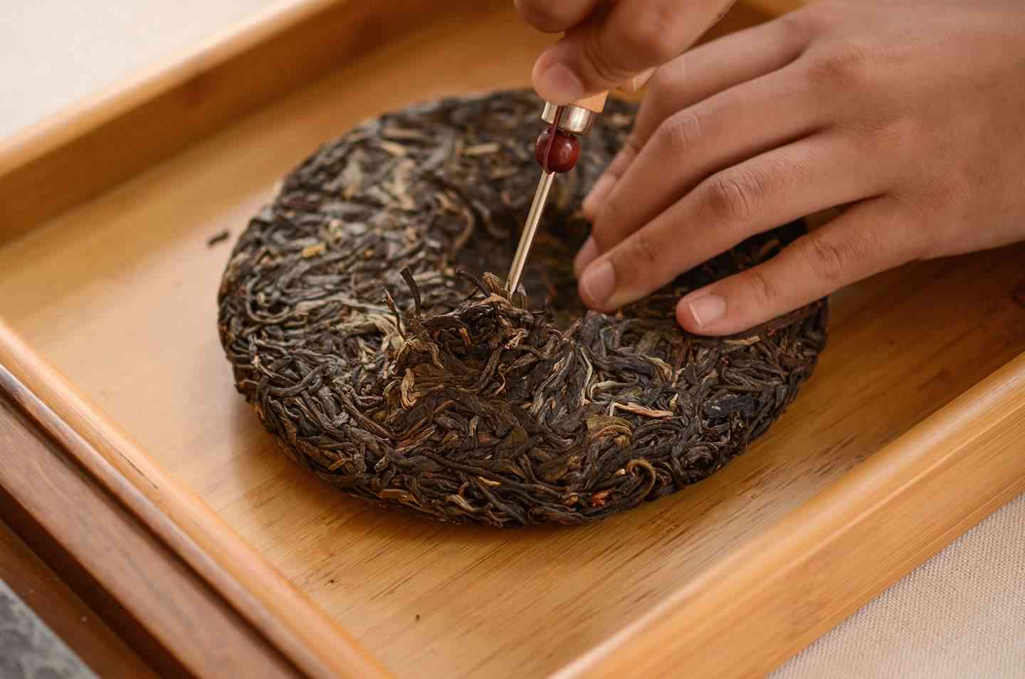 二十年以上的普洱茶熟茶饼是否可以饮用？了解其品质、口感和适宜饮用条件